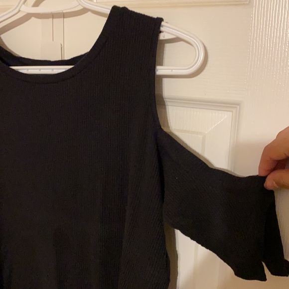 American Eagle Black off the shoulder robbed teeshirt crop top - Picture 3 of 4